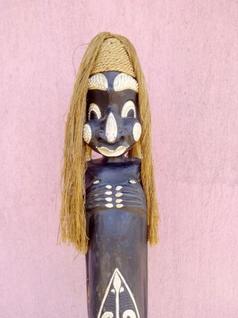 az-en-babam-egy-fekete-no-papua-uj-guinea-harci-szineiben-elbuvolo-egesz-alakos-szobor-big-1