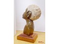 bennszulott-granit-figura-torzo-kisplasztika-pacolt-fa-talapzaton-kezmuves-muremek-small-2