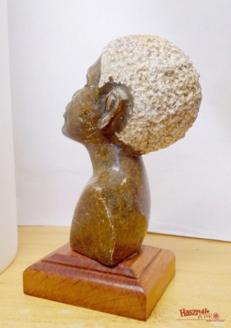 bennszulott-granit-figura-torzo-kisplasztika-pacolt-fa-talapzaton-kezmuves-muremek-big-2