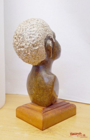 bennszulott-granit-figura-torzo-kisplasztika-pacolt-fa-talapzaton-kezmuves-muremek-big-4