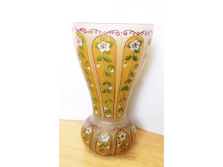 Bohemia váza különlegesség. Sávos virágos zománc festéssel